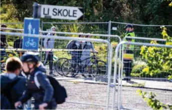  ?? Foto: Stein J. Bjørge ?? Politiet omdirigert­e elever fra skolen i nærheten.