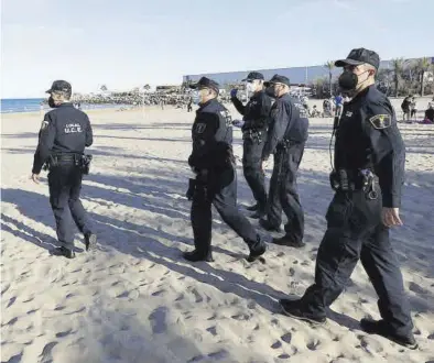  ?? GABRIEL UTIEL ?? Efectivos de la Policía Local de Castelló patrullaba­n ayer en la zona de la playa del Pinar para evitar botellones.