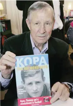  ??  ?? This file photo shows French football legend Raymond Kopa presenting his book ‘Kopa by Kopa’ as he attends the 27th edition of the Paris annual book fair. —AFP