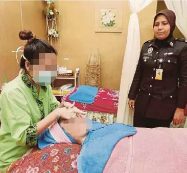  ?? [FOTO ADI SAFRI/BH] ?? Caj perkhidmat­an rawatan badan dan muka di spa Penjara Wanita Kajang pada harga berpatutan.