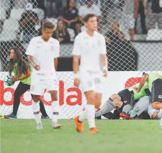  ??  ?? Jogadores do Botafogo festejam o goleiro Gatito Fernández logo após o apito final