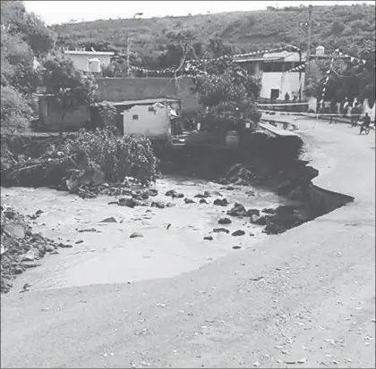  ??  ?? Las lluvias del miércoles rebosaron la laguna de Mora, ubicada a las afueras de Tepic, Nayarit. A la medianoche, la presión del agua rompió una compuerta metálica, arrasó con cañaverale­s y tierras de cultivo y llegó al poblado del mismo nombre, donde...