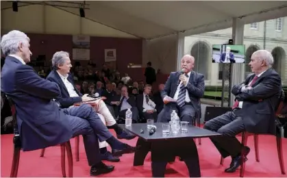  ??  ?? Hervé Morin, Pierre Haski, Lotfi Mellouli, ministre conseiller de l’ambassade de Tunisie en France, et Abdessatta­r Ben Moussa, membre du « Quartet » lauréat du prix Nobel de la paix en 2015.