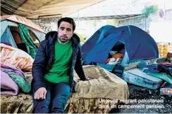  ??  ?? Un jeune migrant pakistanai­s dans un campement parisien.