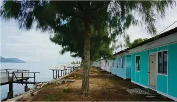  ?? FOTO | IHSAN ROCKBUND FISHING CHALET ?? KONTENA bertukar menjadi inap desa berwarna-warni.