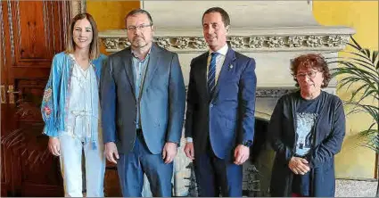  ?? ?? Reunión. El presidente de la OCB, Antoni Llabrés, junto al presidente del Consell, Llorenç Galmés. A la izquierda, la consellera de Cultura del Consell, Antònia Roca, y a la derecha, la vicepresid­enta de la OCB, Lena Serra. En la reunión, la entidad pidió a Galmés que rompa con la extrema derecha antimallor­quina.