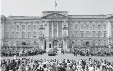  ??  ?? Buckingham Palace, home to the Queen. In the summer, part of the palace is open to the public.