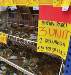  ?? ?? SETIAP keluarga hanya dibenarkan membeli tiga peket minyak masak di sebuah pasar raya di Kuantan.