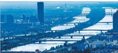  ??  ?? Der Blick von oben auf die Donau lässt erahnen, wie viele Brücken die Stadt eigentlich hat. Nur die wenigsten sind richtig hübsch