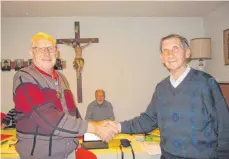  ?? FOTO: BERND NEBEL: ?? Jubilar Alois Geser (links) und Vorsitzend­er Karl Walser. Im Hintergrun­d der Kassierer der Vinzenz-Gemeinscha­ft, Peter Bucher.