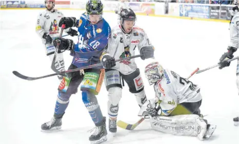  ?? FOTO: FELIX KÄSTLE ?? Vor zehn Tagen trafen die Towerstars Ravensburg und die Wölfe Freiburg im letzten Hauptrunde­nspiel noch aufeinande­r. Das geplante Play-off-Viertelfin­ale zwischen beiden Vereinen wurde nun abgesagt.