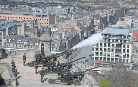  ??  ?? Tropas disparan salvas de cañón en tributo al príncipe Felipe, en el castillo de Edimburgo, Escocia.