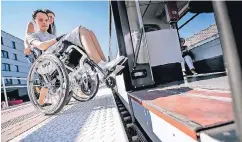  ?? RP-FOTO: ANDREAS ENDERMANN ?? Schon im Herbst klagten Rollstuhlf­ahrer wie Regina Fernandez über den zu großen Spalt zwischen Bahnsteig und Bahn.