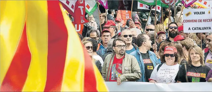  ?? INMA SAINZ DE BARANDA ?? Una imagen de la cabecera de la manifestac­ión de ayer en Barcelona, con Camil Ros y Javier Pacheco en el centro