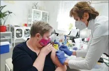  ?? TIBOR ILLYES / MTI VIA XINHUA ?? A doctor vaccinates a person with Sinopharm COVID-19 vaccine in Nagykata, Hungary, on Feb 24.