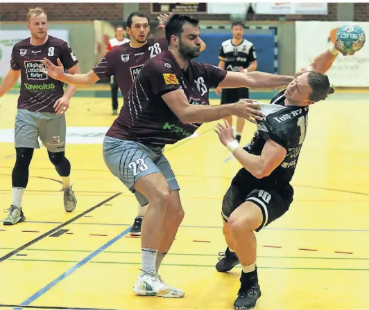  ?? FOTO: UWE MISERIUS ?? Jonas Leppich (r.) vom TuS 82 Opladen konnte die Niederlage seines Teams nicht verhin
dern.