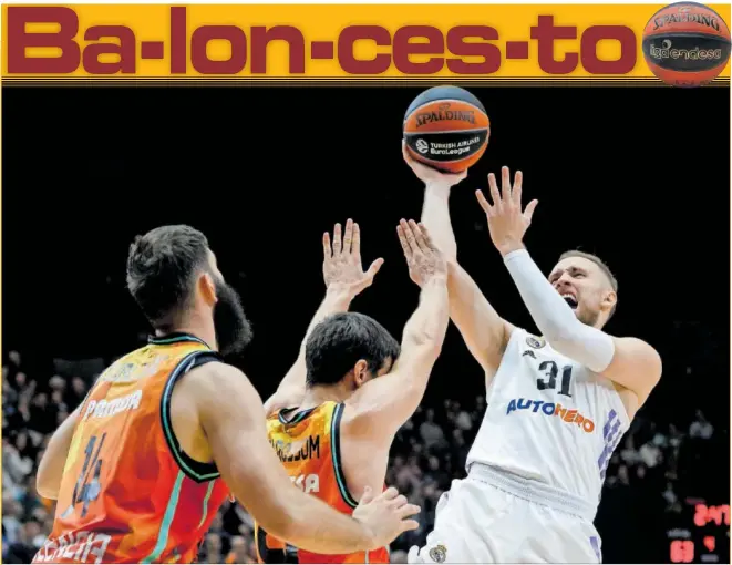  ?? ?? Dzanan Musa ataca la canasta del Valencia Basket con Van Rossom tratando de defenderle y Bojan Dubljevic atento a la ayuda. El madridista acabó con 28 puntos.