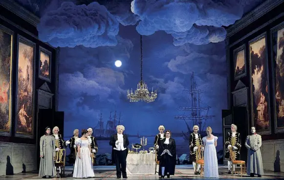  ??  ?? Nuvole «Così fan tutte» di Mozart che ha debuttato ieri al festival di Spoleto. La scena è fissa, un interno (dove ci sono dei quadri) e un esterno (con delle persiane) allo stesso tempo