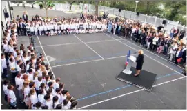  ??  ?? Les  élèves en t-shirt blanc ont chanté a cappella pour saluer le nouveau visage de leur école.