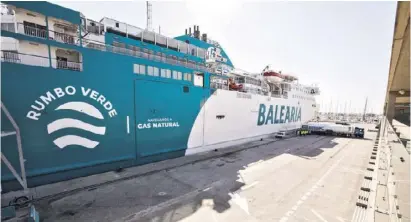  ?? Fotos: Baleària ?? Das Auftanken mit Flüssiggas fand erstmals im Hafen von Dénia statt.