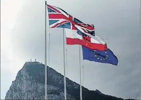  ?? JON NAZCA / REUTERS ?? La bandera europea ondea en el peñón de Gibraltar