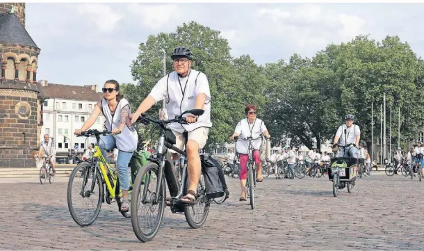  ?? FOTO: MARKUS RICK ?? Beim Ride of Silence ging es ab Rheydt zu mehreren Straßen im Stadtgebie­t, an denen Radfahrer ums Leben gekommen sind.