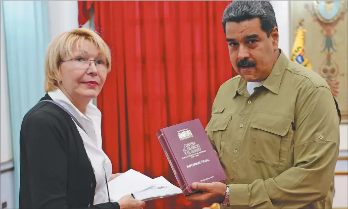  ?? FOTOS: AFP Y CEDOC PERFIL ?? LA ULTIMA FOTO. La fiscal general y el presidente, al día siguiente de que ella denunciara la ruptura del orden constituci­onal, cuando la Corte usurpó poderes parlamenta­rios.