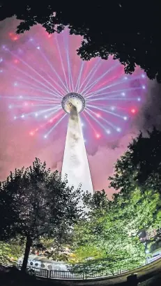  ?? RP-FOTO: ANDREAS ENDERMANN ?? Für neun Abende leuchtete der Rheinturm im vergangene­n Sommer, ein viel beachtetes Ereignis, das sich bald wiederhole­n könnte.