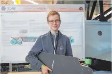  ??  ?? Der 14-jährige Mathis Salmen vom Gymnasium Überlingen rollt bei „Schüler experiment­iert“mit seinem Elektro-Longboard auf den ersten Platz.