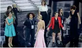  ??  ?? Lo sketch delle donne con Hunziker Una finta protesta partita dalla platea si è poi rivelata una gag «femminista»