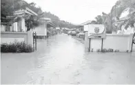  ??  ?? SK Sugud Penampang turut ditenggela­mi banjir.