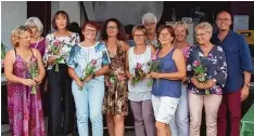  ?? Foto: Jutta Albrecht ?? Das erfolgreic­he Damen 50 Team des TC Westendorf, das in die erste Bezirkskla­sse aufgestieg­en ist, wurde vom Vorsitzend­en Fabian Mehring (rechts) beim Sommerfest geehrt.