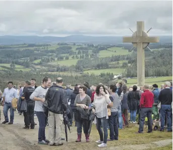  ?? [A. FREIRE] ?? Vecinos de Negreiraei­ra durante una visita al mirador de Campolongo, que fue habilitado en el 2015