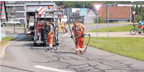  ?? FOTOS(2): H. KARSTEN ?? Die Spezialsan­ierung der Asphaltobe­rflächen mit einer patentiert­en Verfahrens­technik durch die Firma SpagoTec hinterläss­t linienförm­ige Muster.