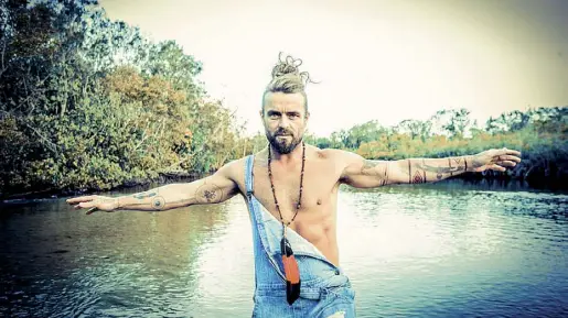  ??  ?? Natura Un ritratto del cantautore Xavier Rudd (40 anni). In basso l’artista australian­o sul palco con l’amico Ben Harper (a sinistra)