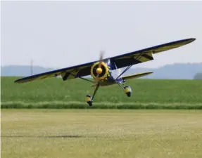  ??  ?? L’atterrissa­ge est une formalité : avec ou sans volets, le toucher de roues se gère très finement grâce à l’excellent feeling de la profondeur.