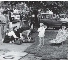  ?? FOTO: SCHMIDT ?? Das „Saarbrücke­r Bürgerforu­m“setzte sich 1986 für einen grünen Beethovenp­latz ein, rollte Rasen aus und platzierte Liegestühl­e.