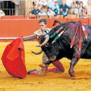  ?? // EFE ?? Calerito inició su primera faena en los medios, de rodillas