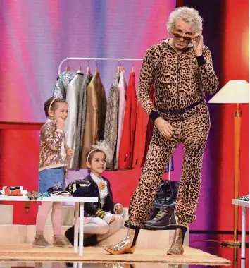  ?? Foto: Willi Weber, Sat.1 ?? Die Zwillinge Mia und Claudia kleiden Moderator Thomas Gottschalk neu ein – in der Show „Little Big Stars“auf Sat.1. Für extravagan­te Outfits ist Gottschalk ja schon aus „Wetten, dass...?“bekannt.