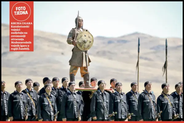  ??  ?? KRUHA I IGARA Kazahstans­ki vojnici sudjeluju na ceremoniji otvaranja Međunarodn­ih vojnih igara u regiji Žambilj. KREŠIMIR MACAN