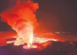  ?? ?? l Vista aérea de la erupción de un volcán al Norte de Grindavík, Islandia.
