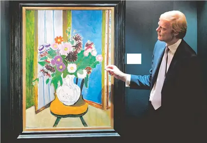  ??  ?? El director internacio­nal de Impresioni­smo y Arte Moderno de la casa de subastas posa junto a la obra del artista francés Henri Matisse 'Las margaritas.