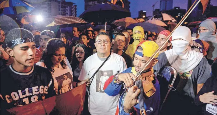  ?? FOTO: AFP ?? ►► La oposición recordó el jueves pasado, con una marcha nocturna, a las víctimas de los más de 100 días de protestas.