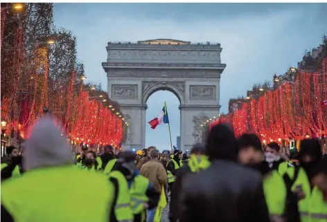  ?? FOTO: CEGARRA/DPA ?? Inzwischen ein vertrautes Bild in Paris: Auch an diesem Wochenende standen Demonstran­ten in gelben Westen vor dem Triumphbog­en.
