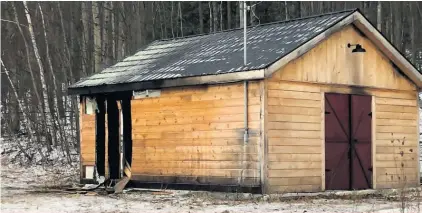  ??  ?? L’équipement de cette station de pompage de l’acériculte­ur Julien Dupasquier a été détruit par le feu.