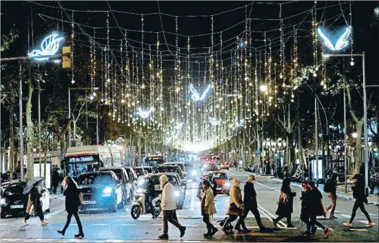  ?? XAVIER CERVERA ?? Passeig de
Gràcia. El bulevard es va il·luminar ahir, l’endemà que la resta de la ciutat per la protesta dels comerciant­s per la política municipal