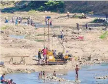  ?? ANEUDY TAVARES ?? Haitianos construyen un canal para aprovechar aguas del Masacre, pero sectores lo rechazan.