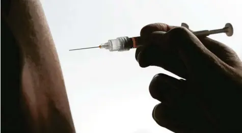  ?? Foto: Julian Stratensch­ulte ?? Ein kleiner Stich mit großer Wirkung: Ab Mitte Oktober ist die beste Zeit, um sich gegen Grippe impfen zu lassen. Nach der großen Nachfrage im vergangene­n Jahr soll die Verteilung des Impfstoffs nun besser geregelt werden.