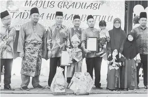  ??  ?? HADIAH: Kanak-kanak bersama ibu bapa menerima sijil dan hadiah daripada Hussaini (tiga kiri) pada Hari Graduasi Tadika HIKMAH Bintulu semalam.