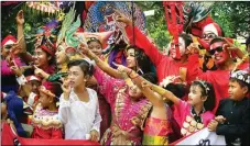  ??  ?? SHELA TAMARA/JAWA POS WARNA-WARNI: Warga Desa Kepunten, Kecamatan Tulangan, memakai kostum tradisiona­l dan daur ulang ketika pawai memperinga­ti HUT Ke-72 RI.